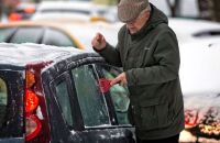 Как убрать лёд с замёрзшего стекла авто? 3